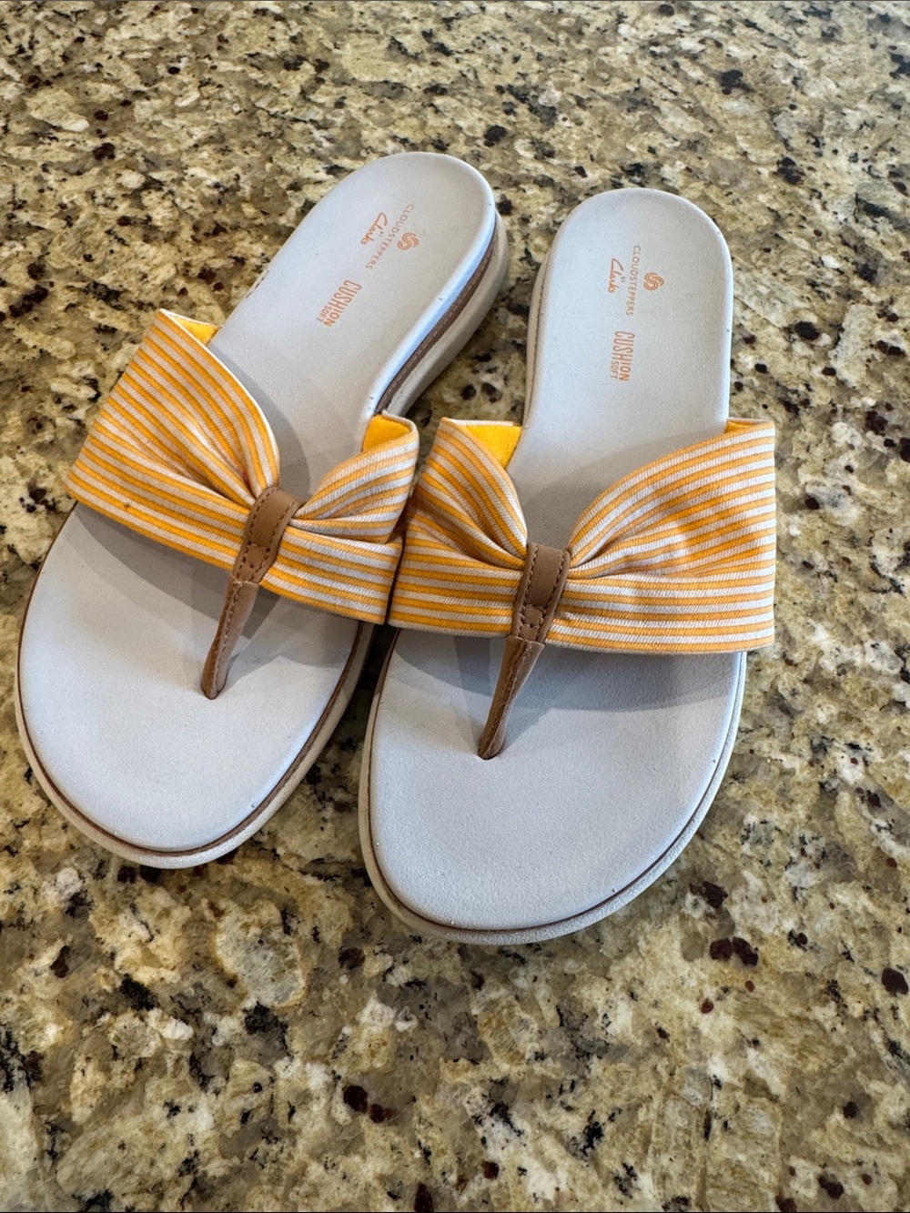 Clarks Women’s Yellow Striped Bow Thong Sandals Size 6